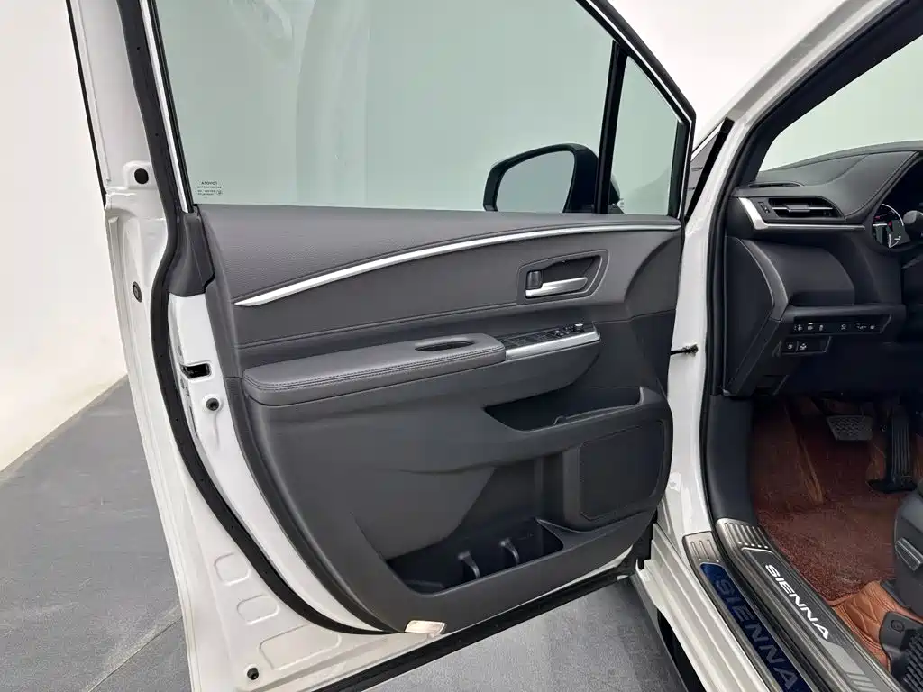Toyota Sienna — миниатюра 14
