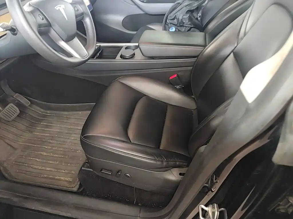 Tesla Model Y — миниатюра 15
