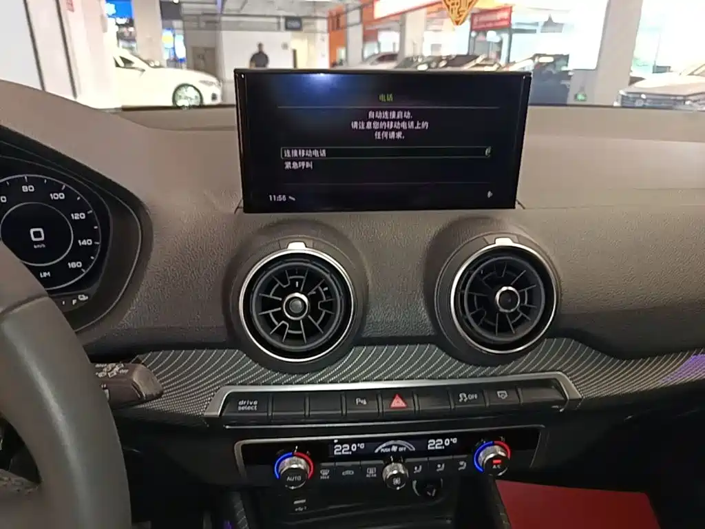 Audi Q2L e-tron — миниатюра 13