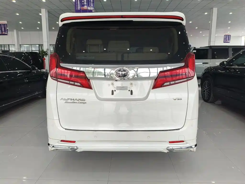 Toyota Alphard — миниатюра 5