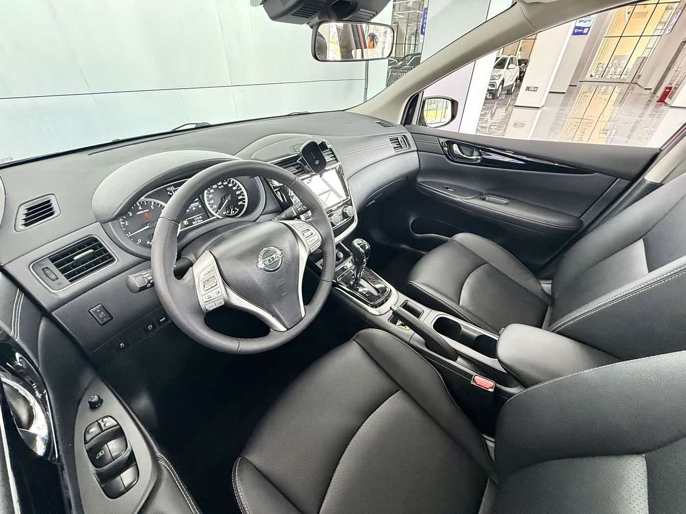 Nissan Tiida 1.6 л 2022 г. красный/фиолетовый, пробег 35000 км