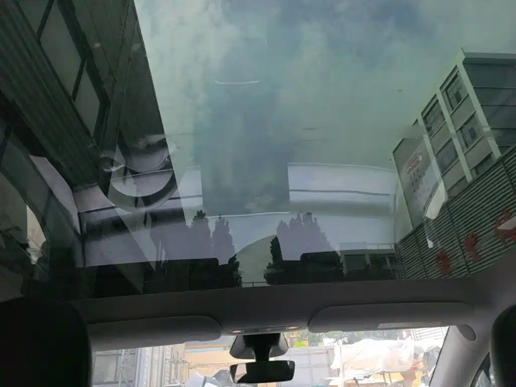Tesla Model Y — миниатюра 18