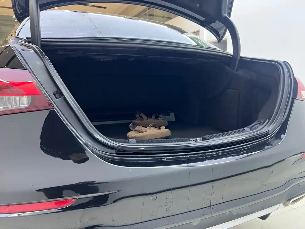 Mercedes-Benz E-Class — миниатюра 13
