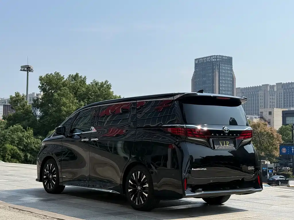 Toyota Alphard — миниатюра 3
