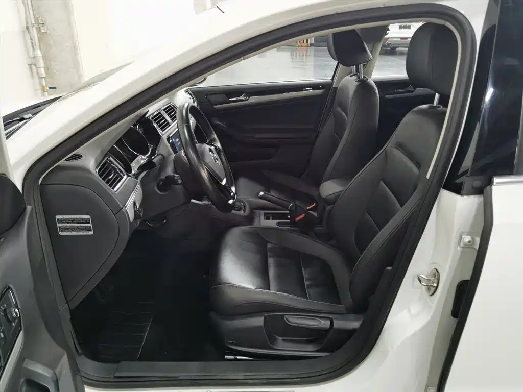 Volkswagen Sagitar 2015 1.6L AT Comfort