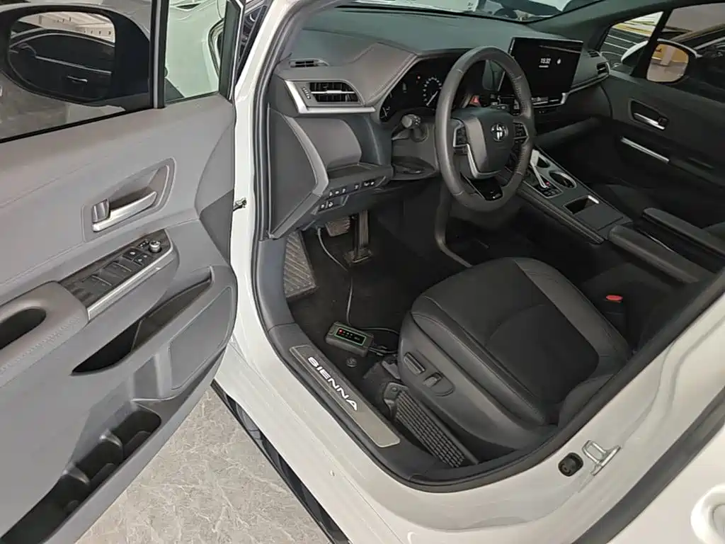 Toyota Sienna — миниатюра 16