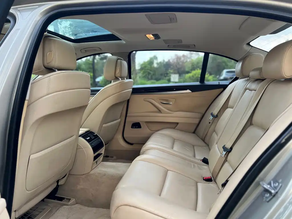 BMW 5 Series — миниатюра 10