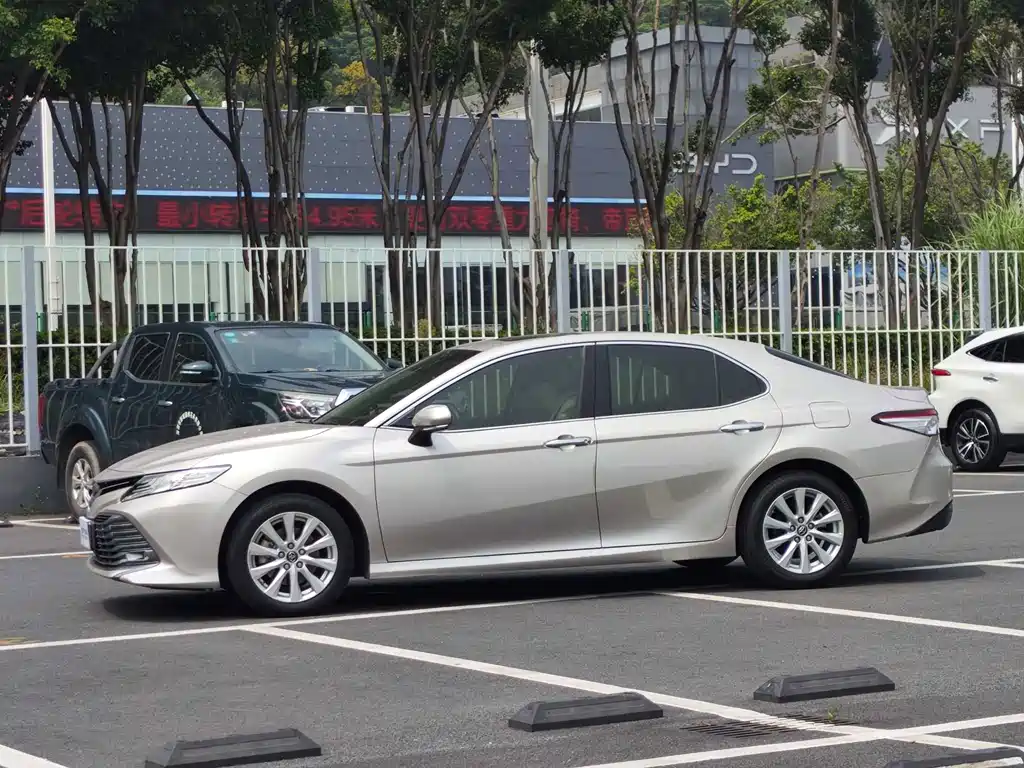 Toyota Camry — миниатюра 5