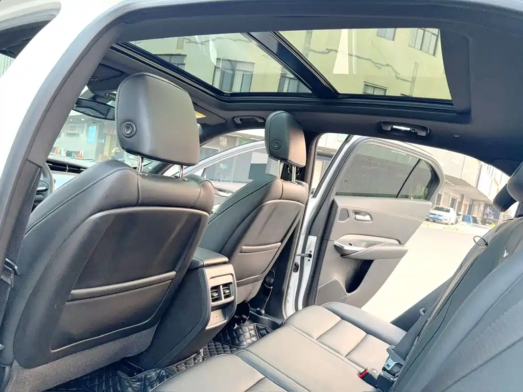 Cadillac XT4 — миниатюра 5