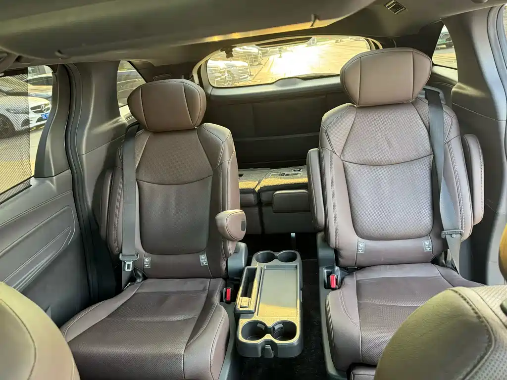 Toyota Sienna — миниатюра 4