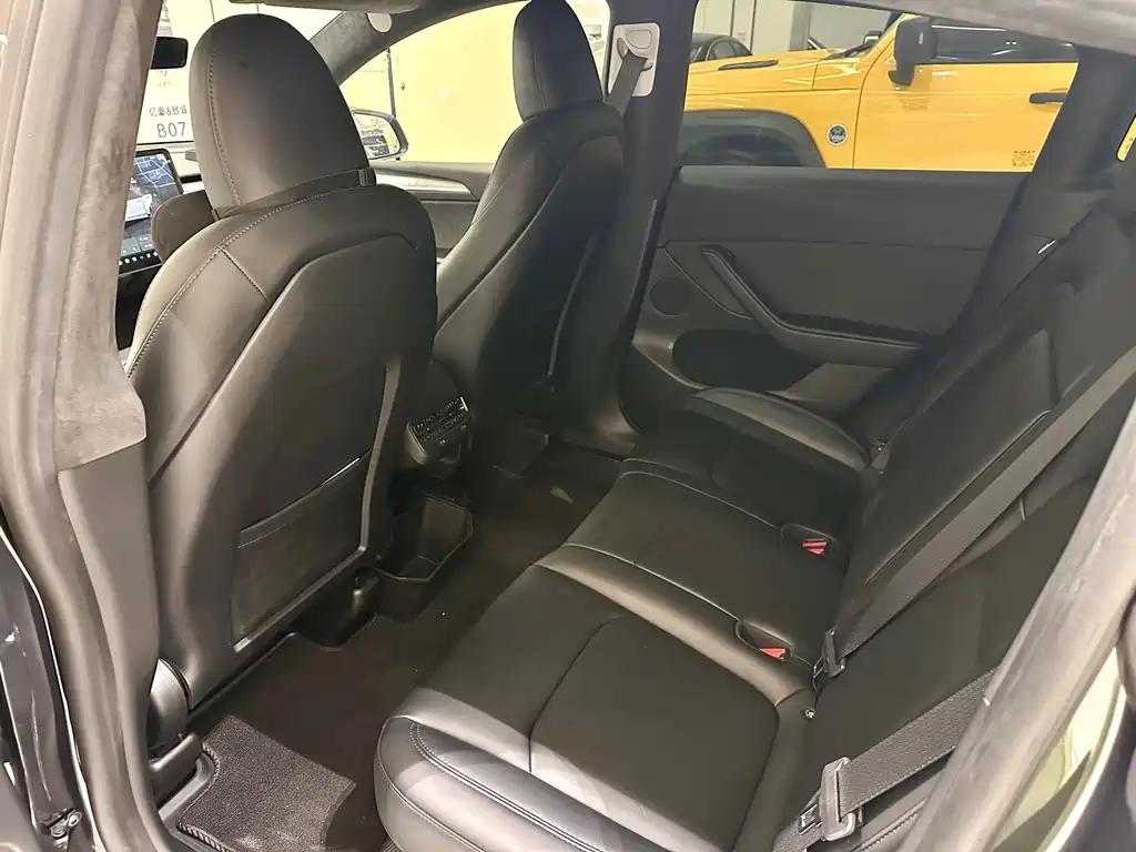 Tesla Model Y — миниатюра 12