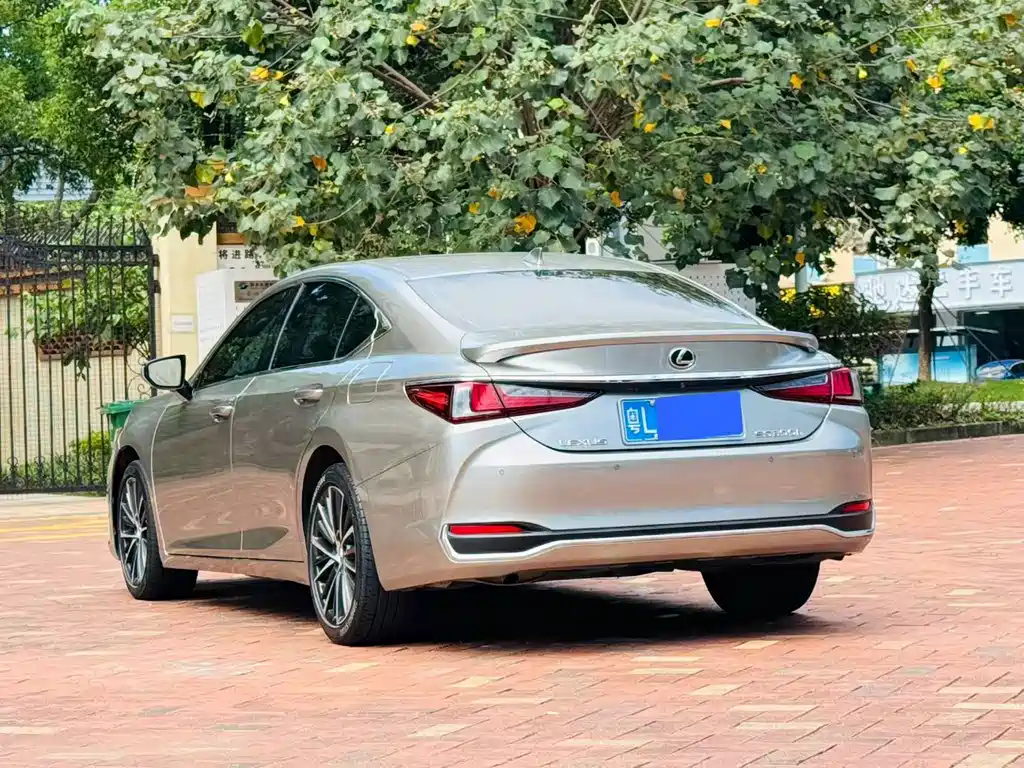 Lexus ES — миниатюра 9