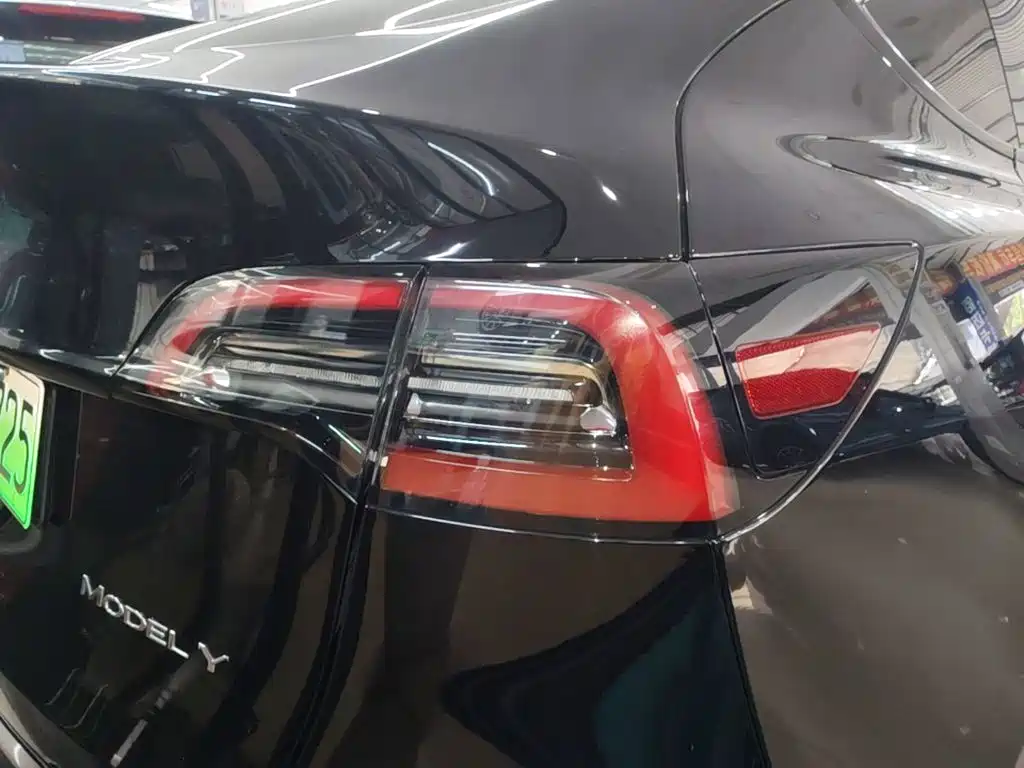 Tesla Model Y — миниатюра 8