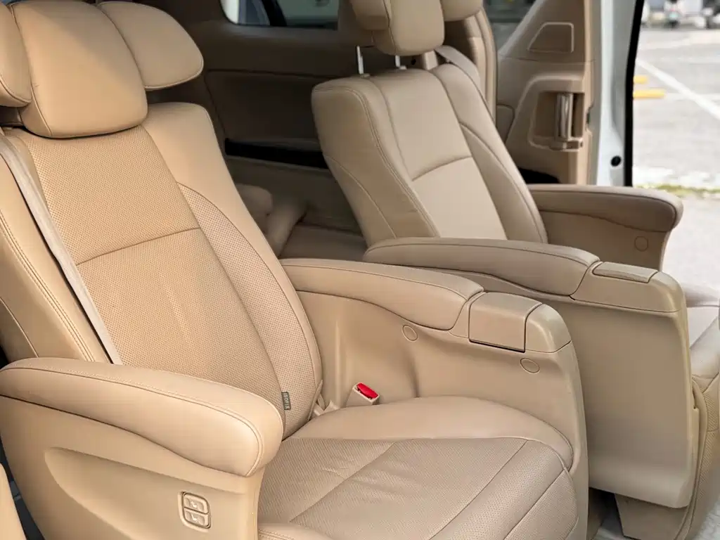 Toyota Alphard — миниатюра 16