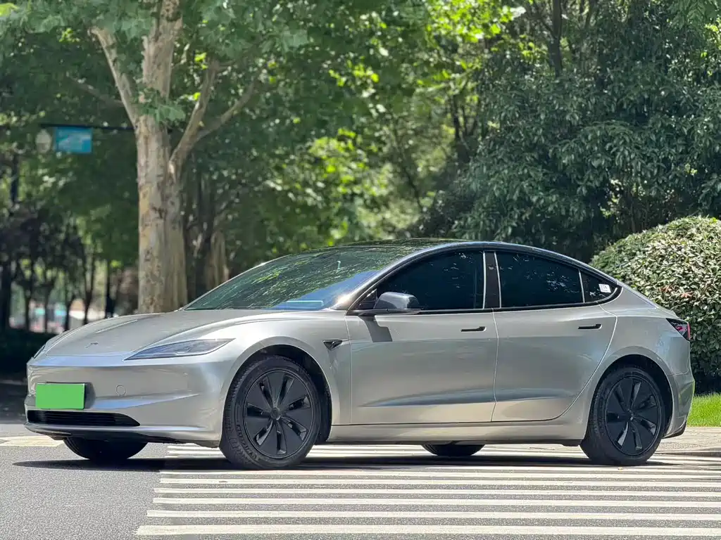 2024 Tesla Model 3 - zdjęcie 1 z 9