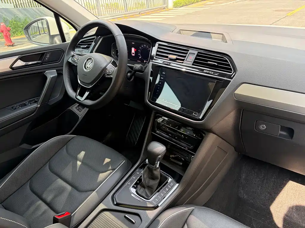 Volkswagen Tiguan L PHEV — миниатюра 14