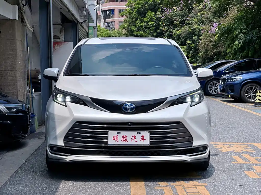 Toyota Sienna — миниатюра 2