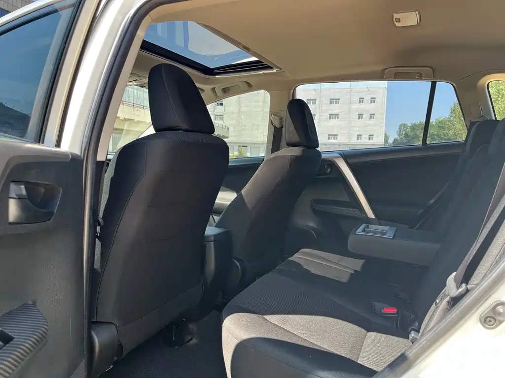 Toyota RAV4 — миниатюра 6