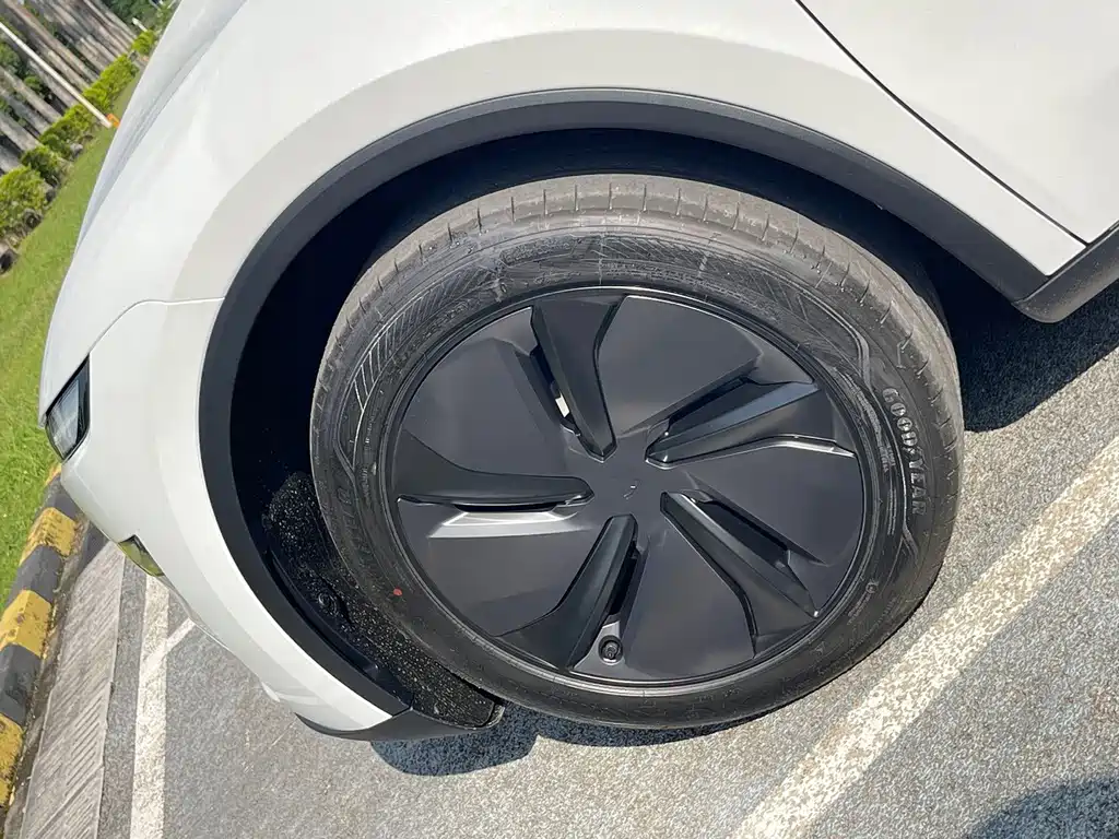 Tesla Model Y — миниатюра 12
