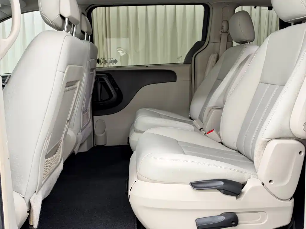 Chrysler Grand Voyager (Import) — миниатюра 7