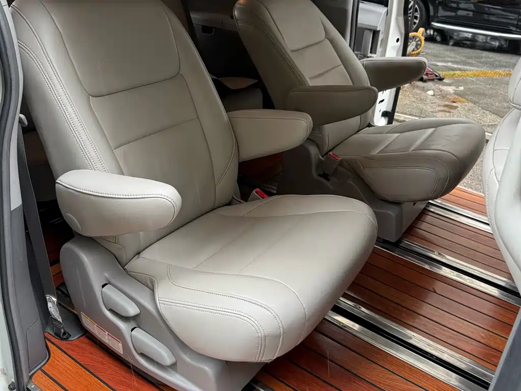 Toyota Sienna — миниатюра 8