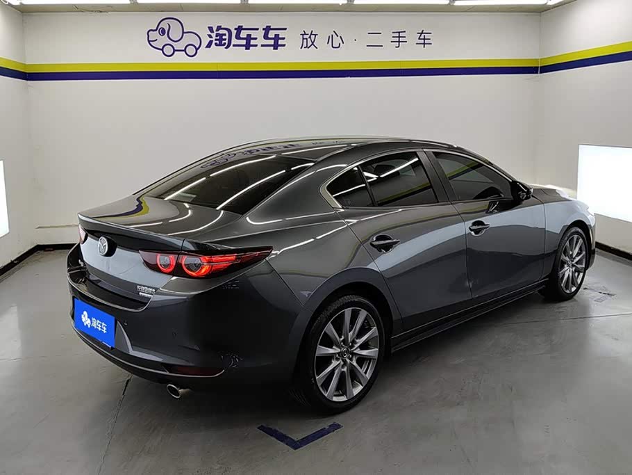 Mazda Mazda3 Axela 2.0 л 2022 г. Серебристо-серый, пробег 25500 км