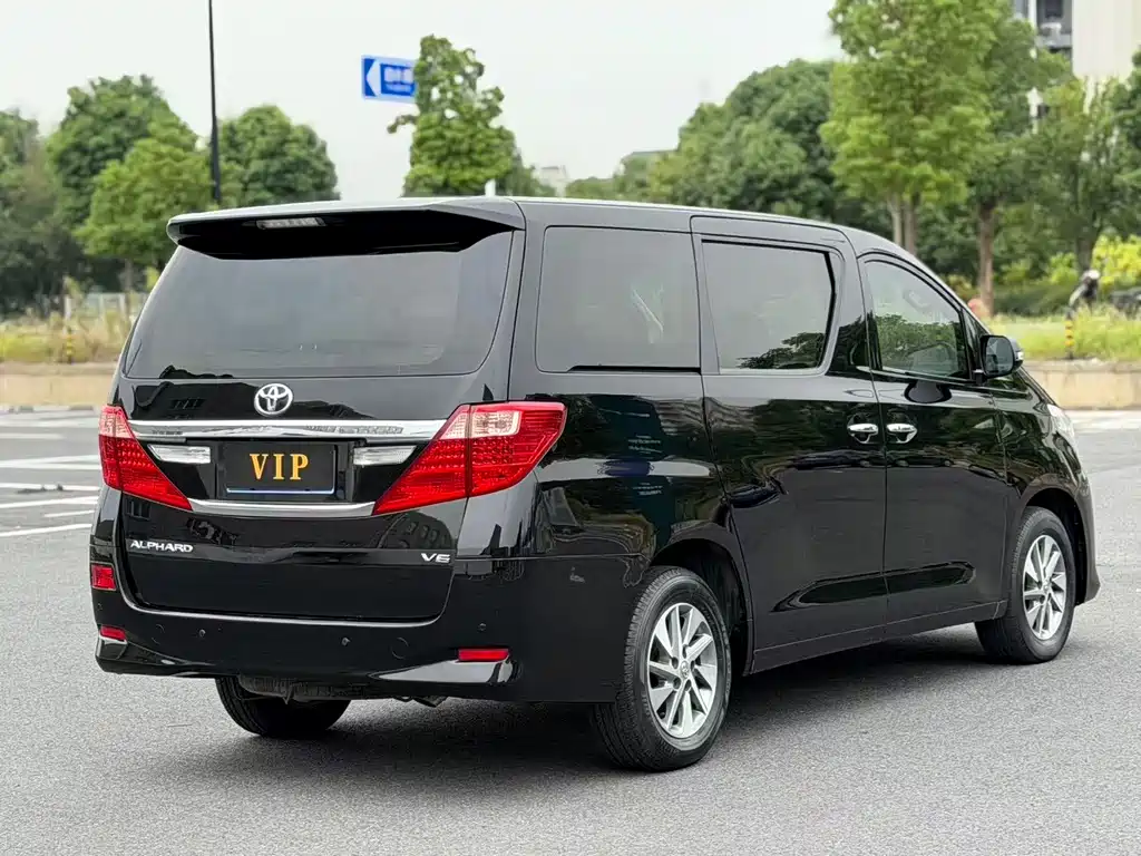 Toyota Alphard — миниатюра 4