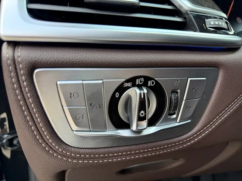 BMW 7 Series — миниатюра 10