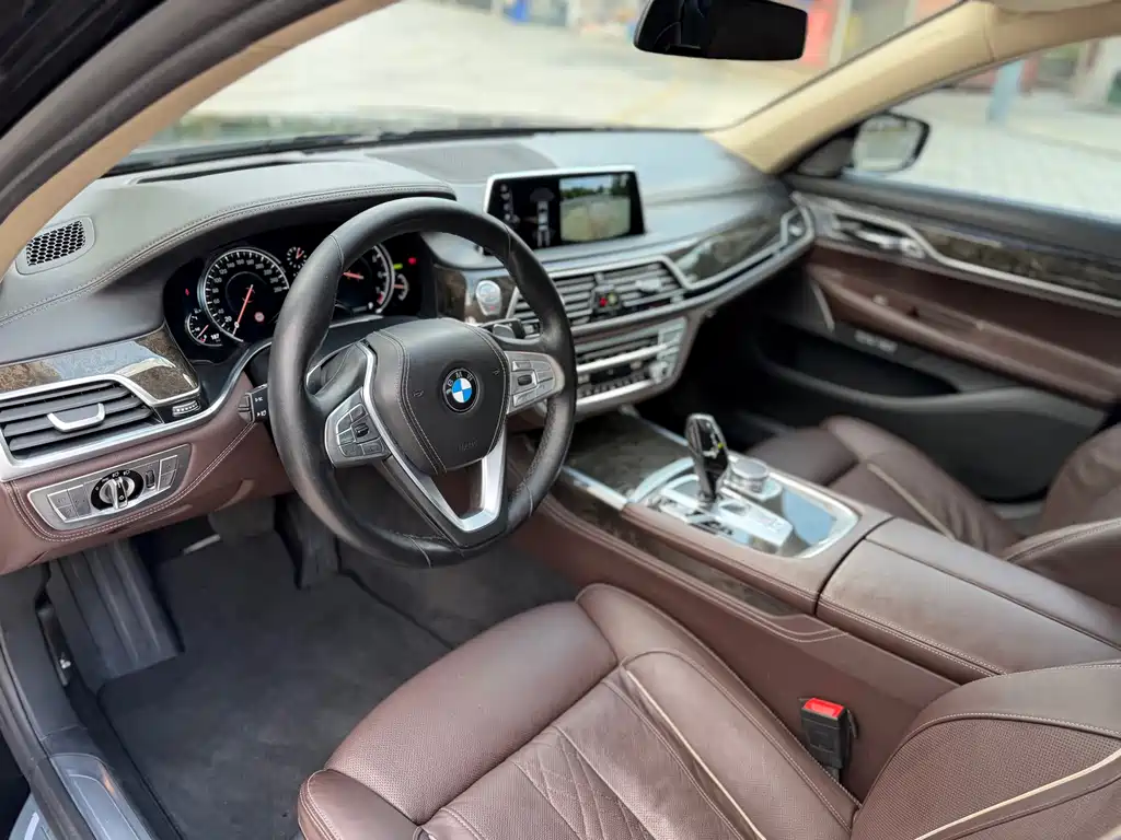 BMW 7 Series — миниатюра 9