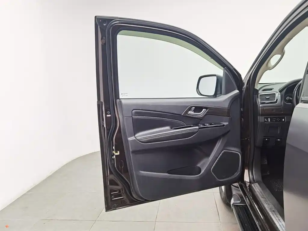 Isuzu MU-X — миниатюра 8