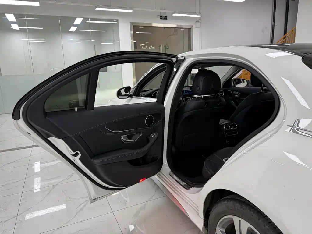 Mercedes-Benz C-Class — миниатюра 12
