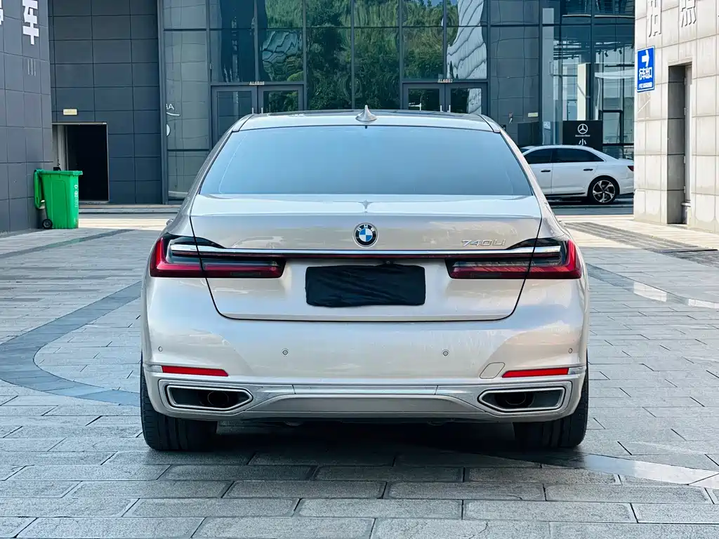 BMW 7 Series — миниатюра 12