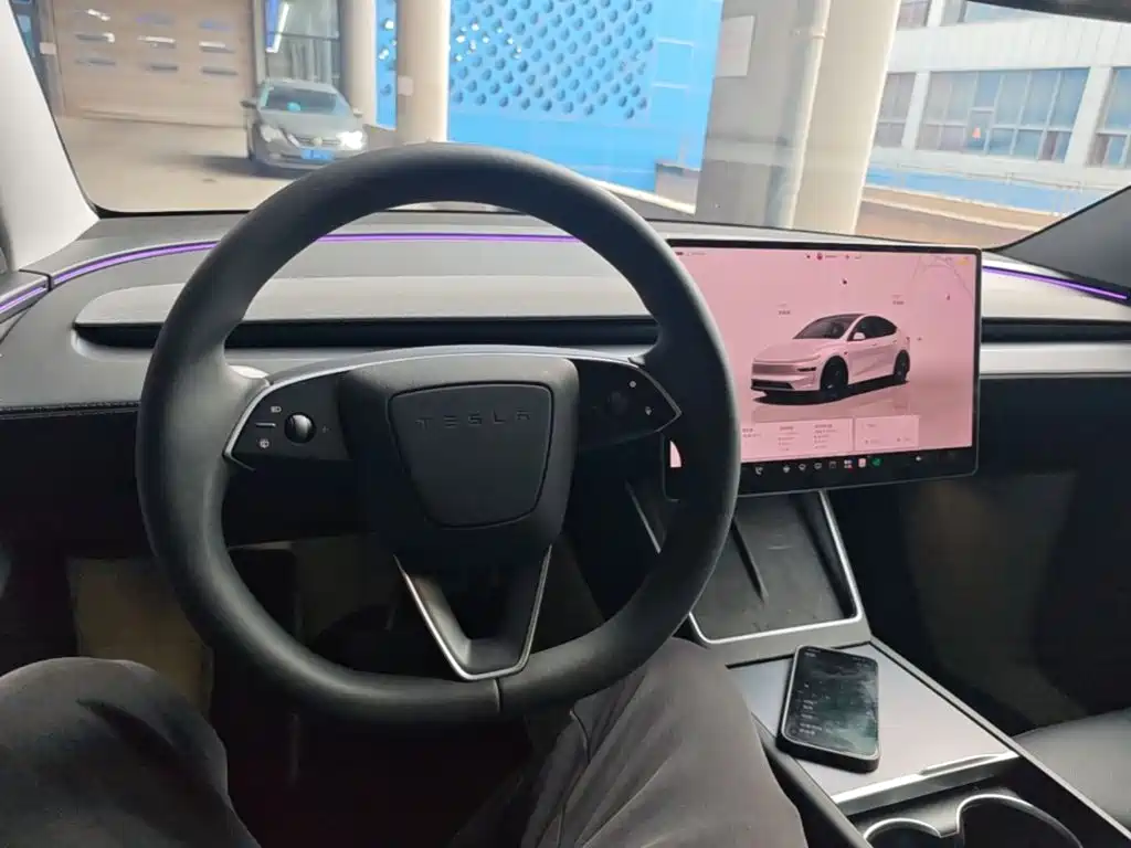 Tesla Model Y — миниатюра 10