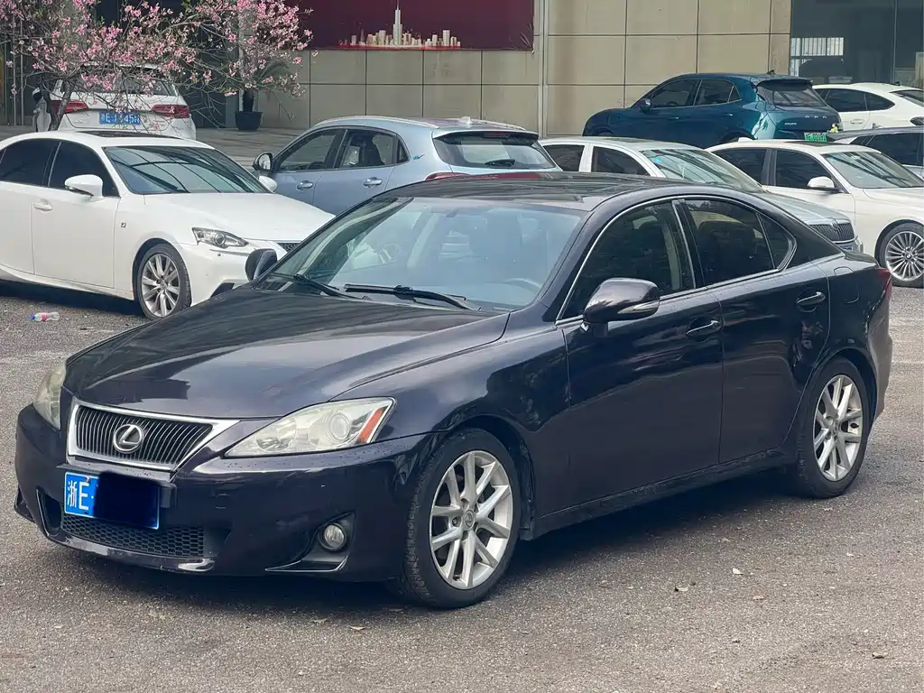 Lexus IS
