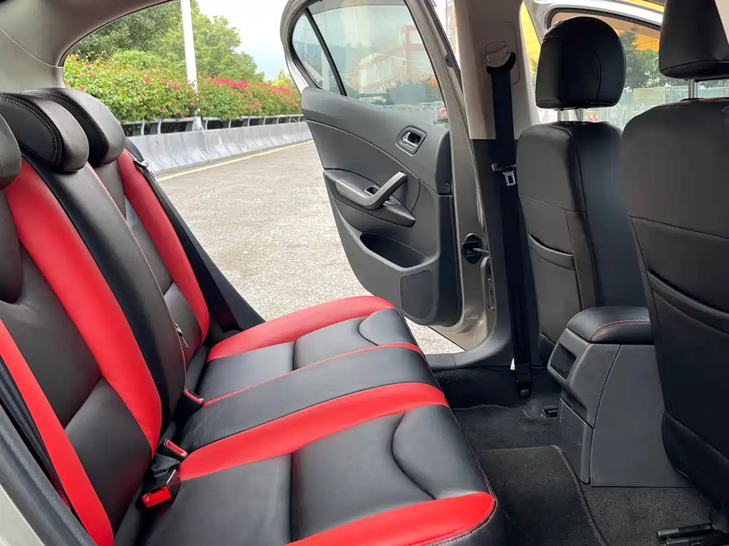 Peugeot 408 2013 2.0L AT Comfort