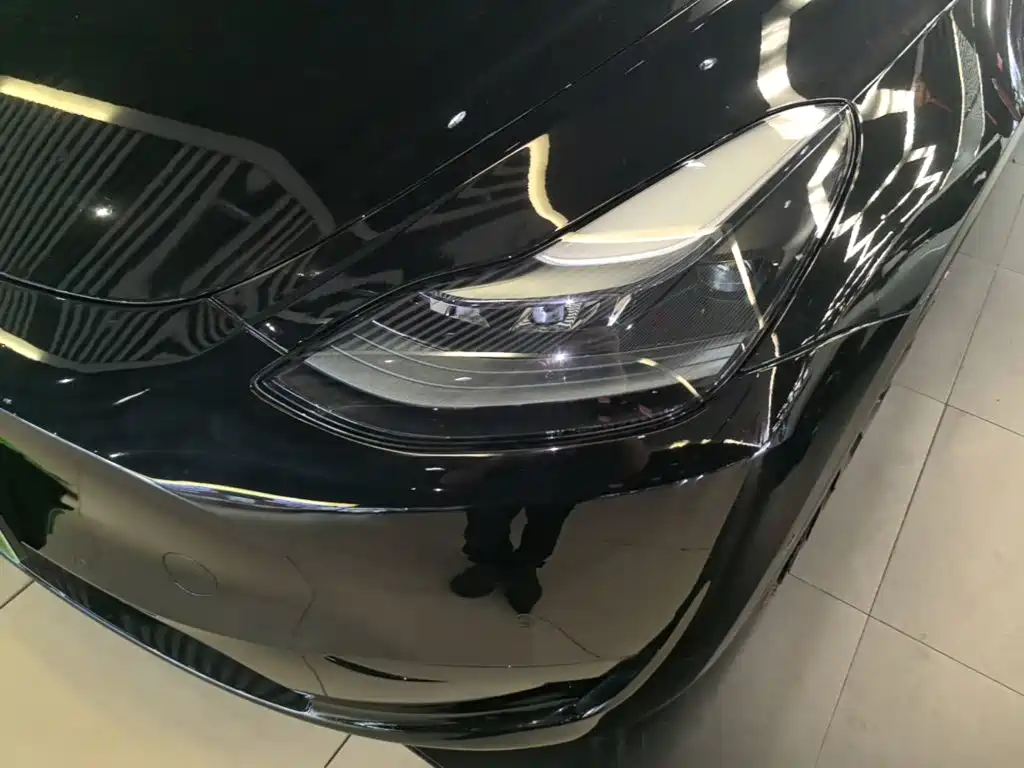 Tesla Model Y — миниатюра 24