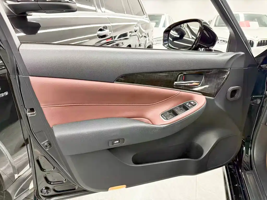 Toyota Crown — миниатюра 10