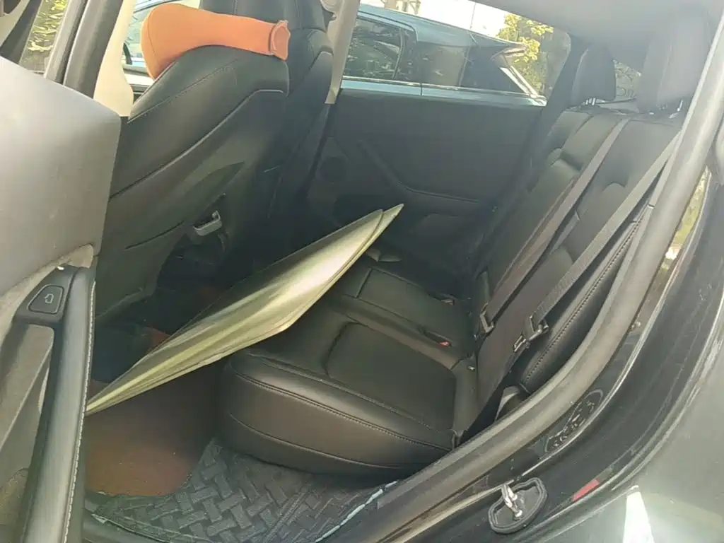 Tesla Model Y — миниатюра 17