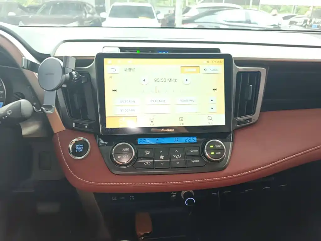 Toyota RAV4 — миниатюра 13