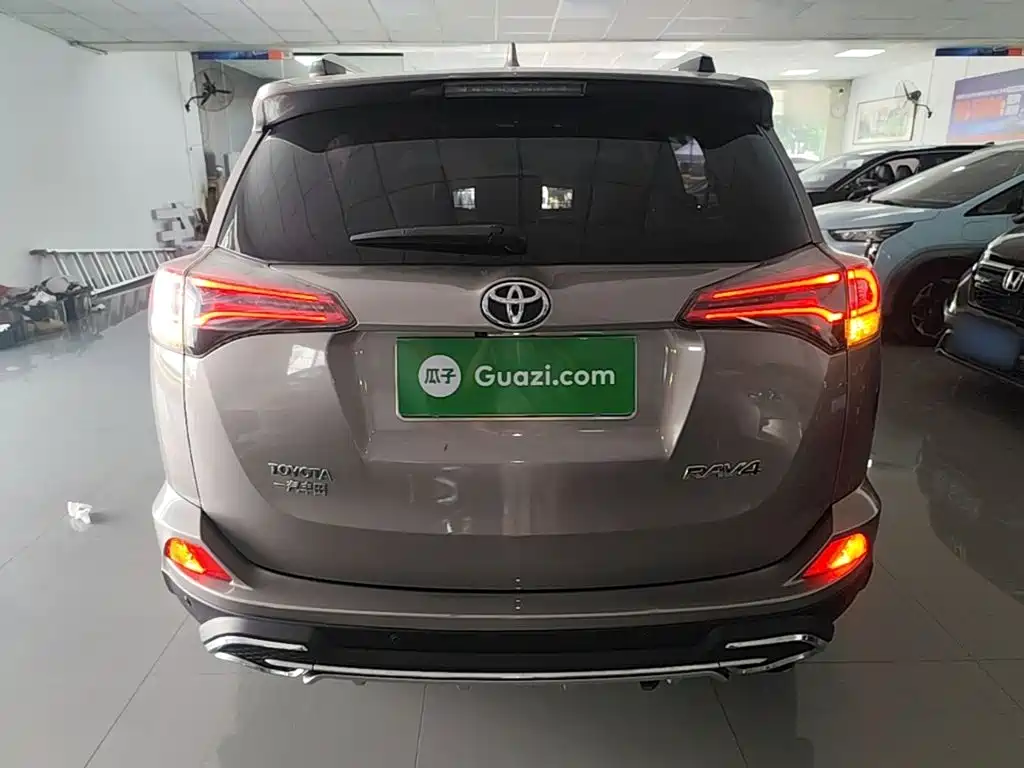 Toyota RAV4 — миниатюра 6