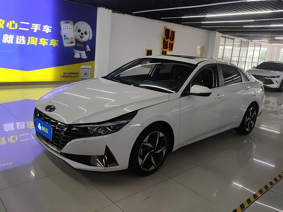 Hyundai Elantra 1.5 л 2023 г. Белый, пробег 39900 км