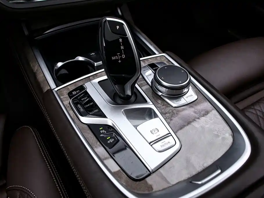 BMW 7 Series — миниатюра 10