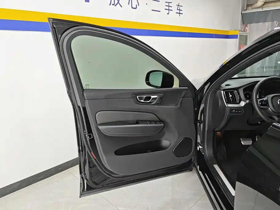 Volvo XC60 PHEV — миниатюра 7