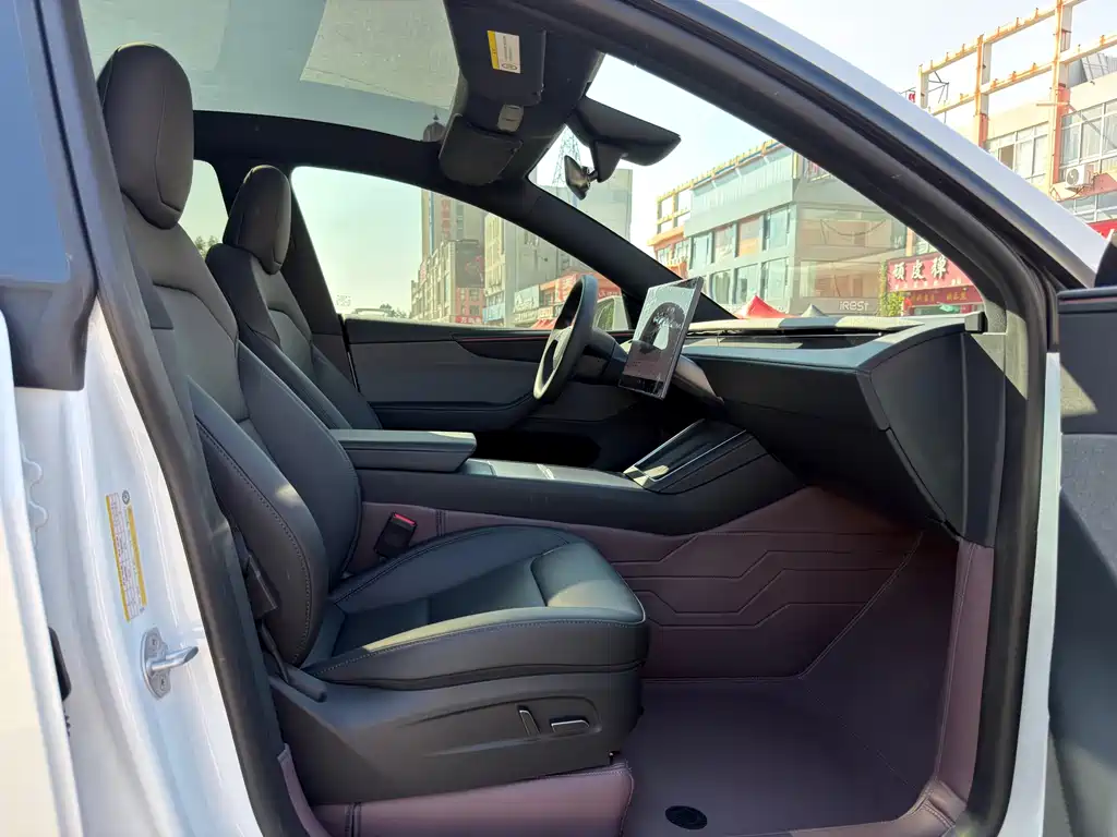 Tesla Model Y — миниатюра 15