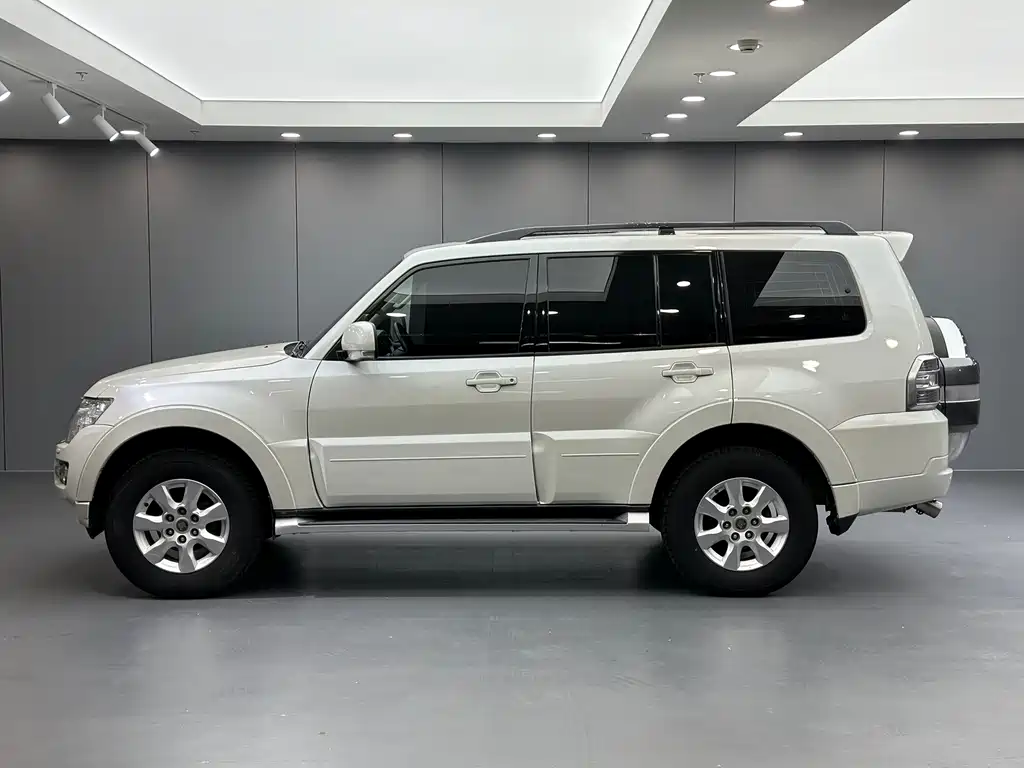 Mitsubishi Pajero (Import) — миниатюра 7