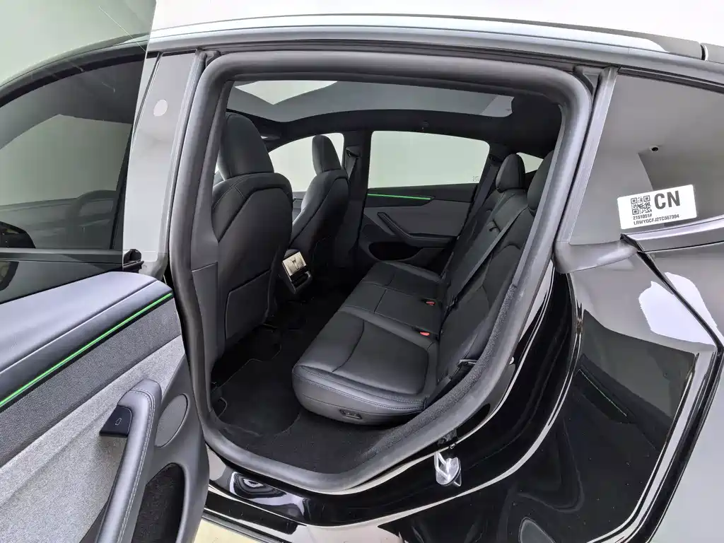 Tesla Model Y — миниатюра 7