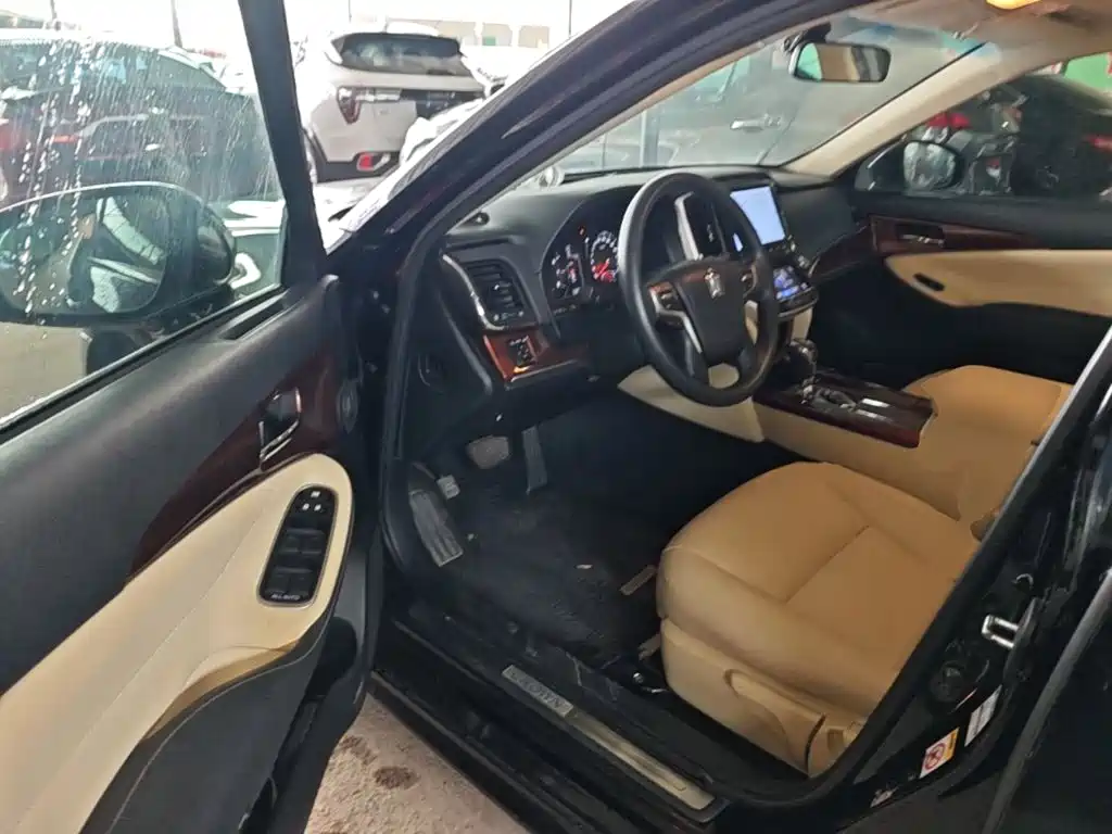 Toyota Crown — миниатюра 16