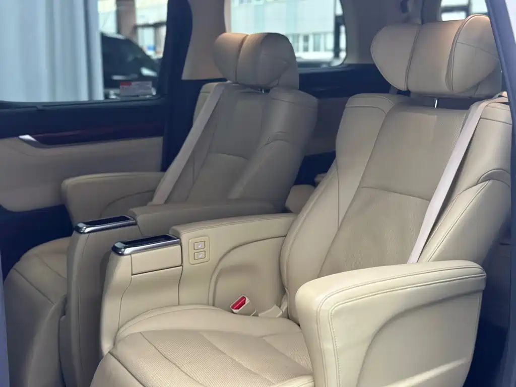 Toyota Alphard — миниатюра 32