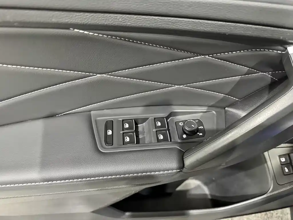 Volkswagen Tiguan L PHEV — миниатюра 6