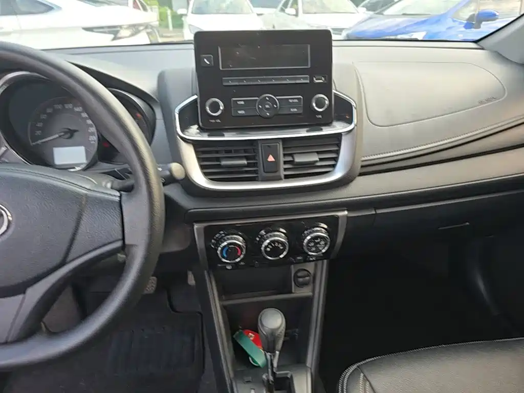 Toyota Yaris L — миниатюра 13